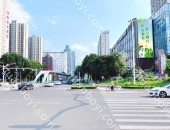 山东临沂沂蒙路与天津路交汇处颐高上海街大牌广告